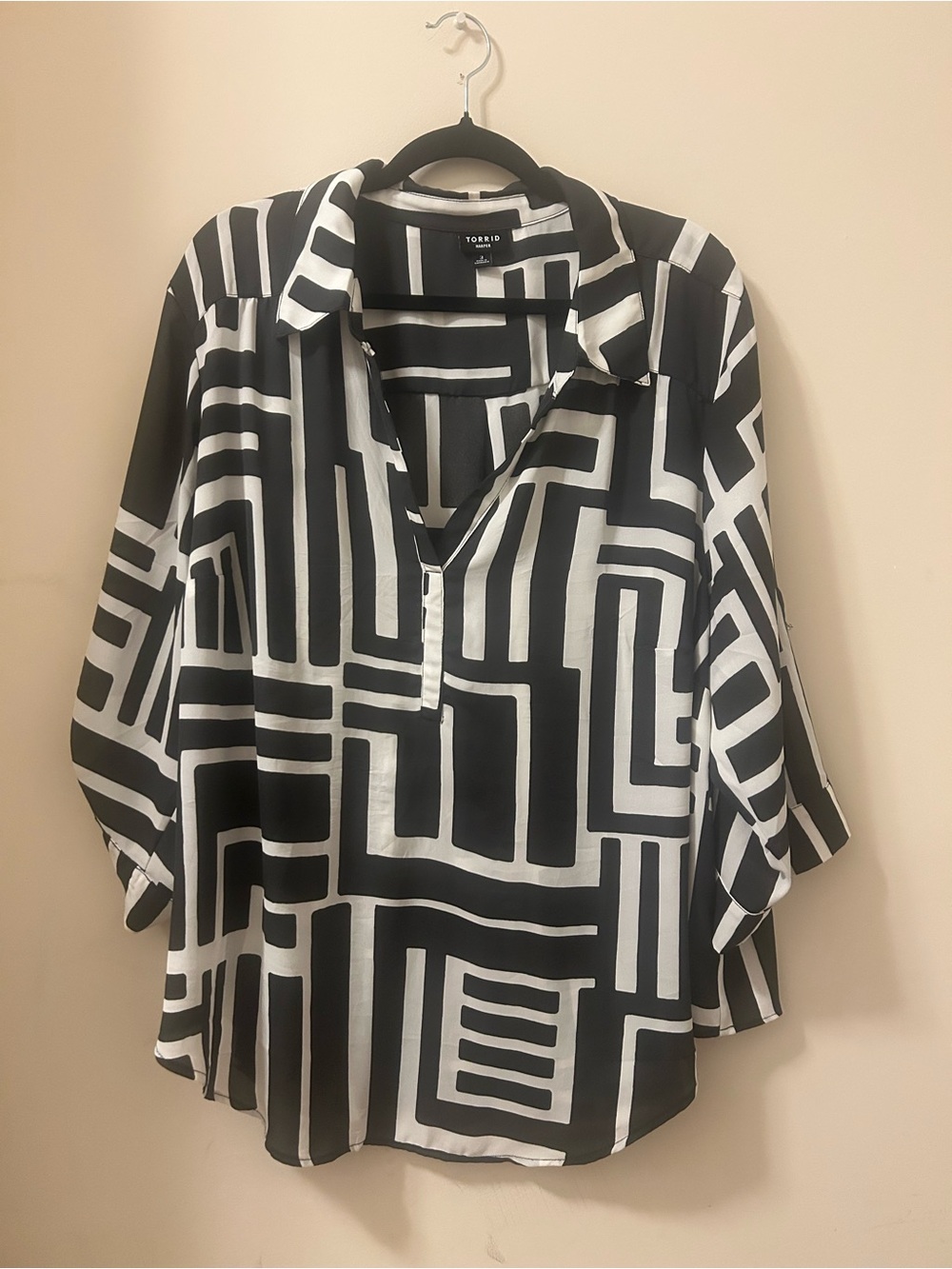 Torrid Women’s Black & White Geometric Button-Down Blouse. Size.3